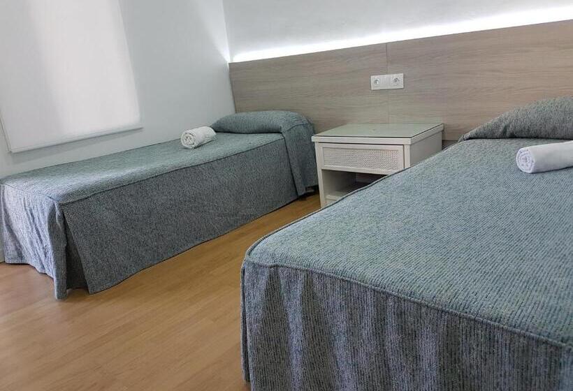 标准三人间, Hostal Montsant