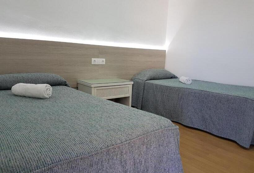 标准三人间, Hostal Montsant