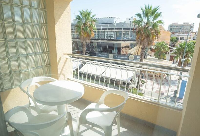 غرفة قياسية ثلاثية مزودة بشرفة, S’agoita