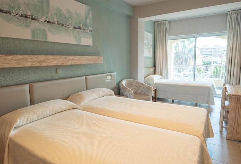 غرفة قياسية ثلاثية مزودة بشرفة, S’agoita