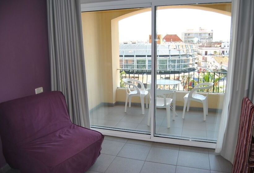 غرفة قياسية ثلاثية مزودة بشرفة, S’agoita