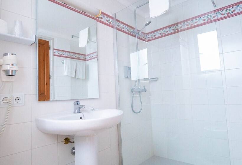 غرفة قياسية فردية مزودة بشُرفة, S’agoita