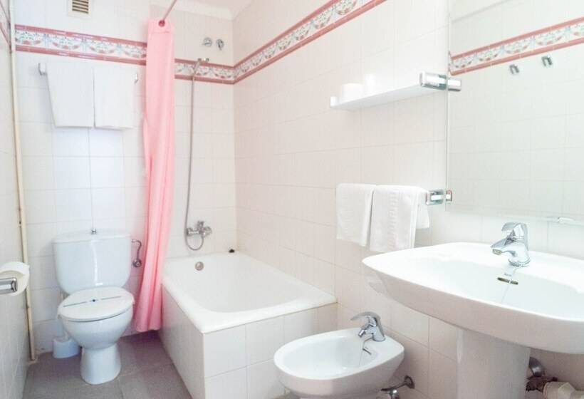 غرفة قياسية رباعية مزودة بشُرفة, S’agoita