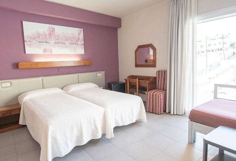 غرفة قياسية رباعية مزودة بشُرفة, S’agoita