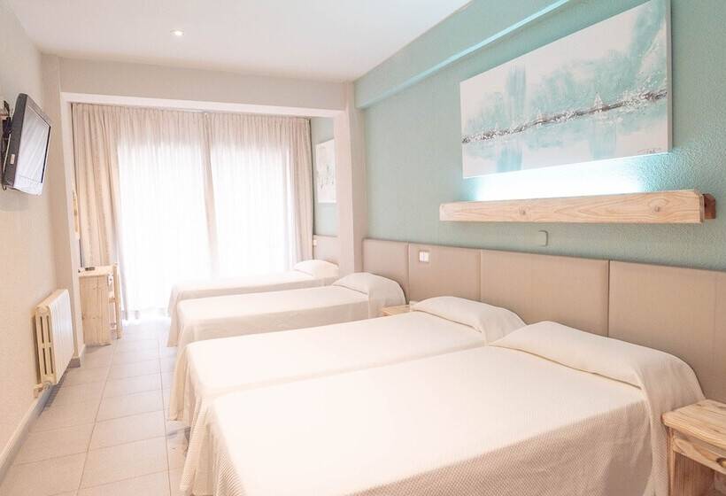 غرفة قياسية رباعية مزودة بشُرفة, S’agoita