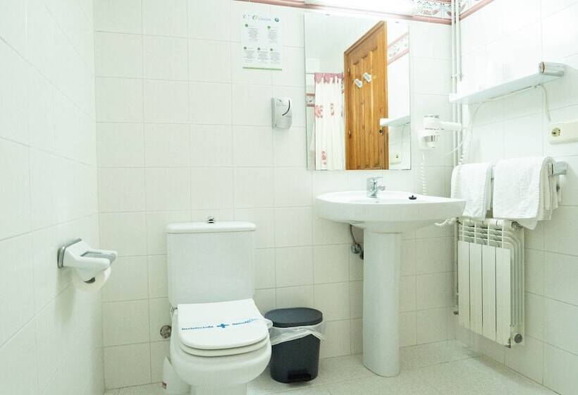 غرفة قياسية رباعية مزودة بشُرفة, S’agoita