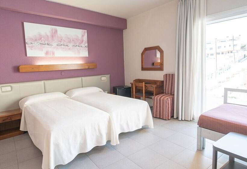 غرفة قياسية رباعية مزودة بشُرفة, S’agoita