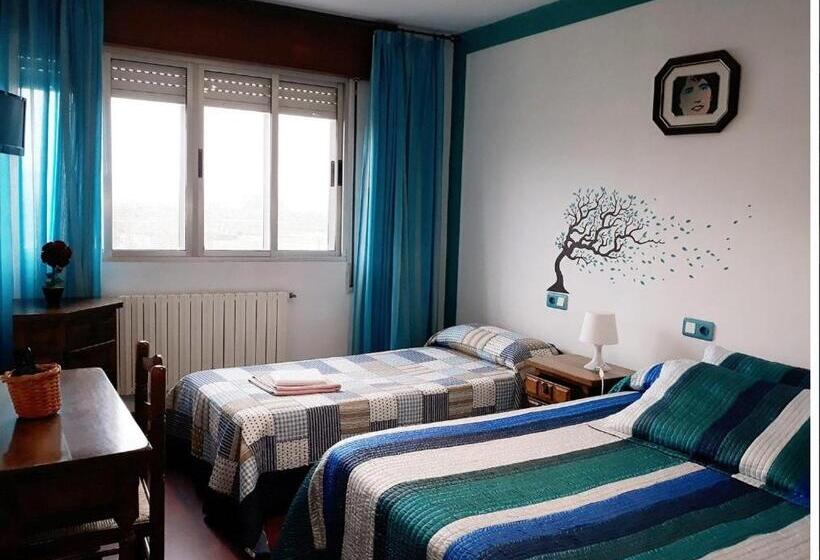 اتاق استاندارد سه نفره, Albergue Pensión Flavia