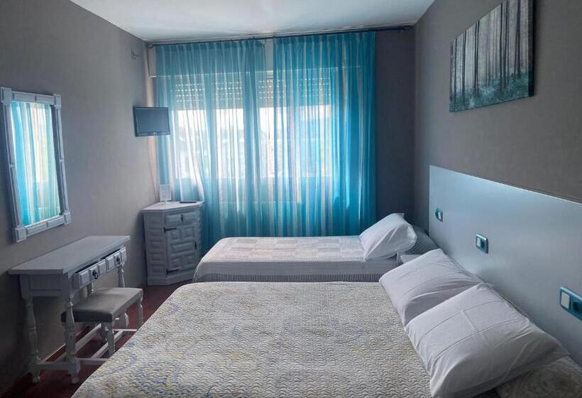 اتاق استاندارد سه نفره, Albergue Pensión Flavia