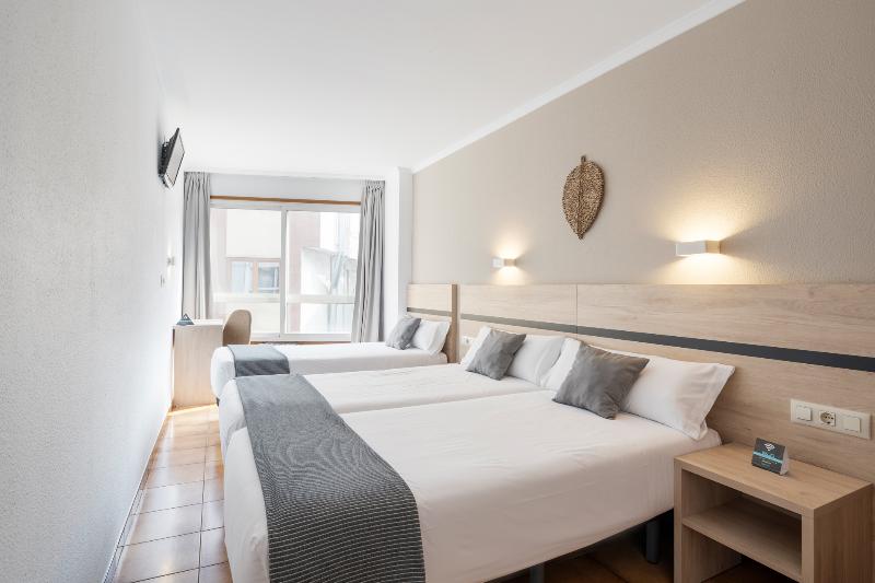 Номер Стандарт Трехместный, Alda Camiño Inglés