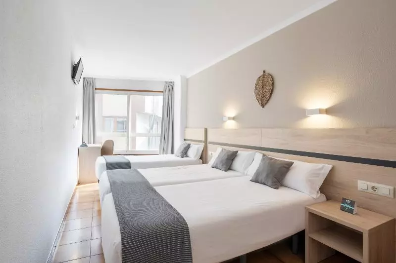 Standard Kolmen Hengen Huone, Alda Camiño Inglés