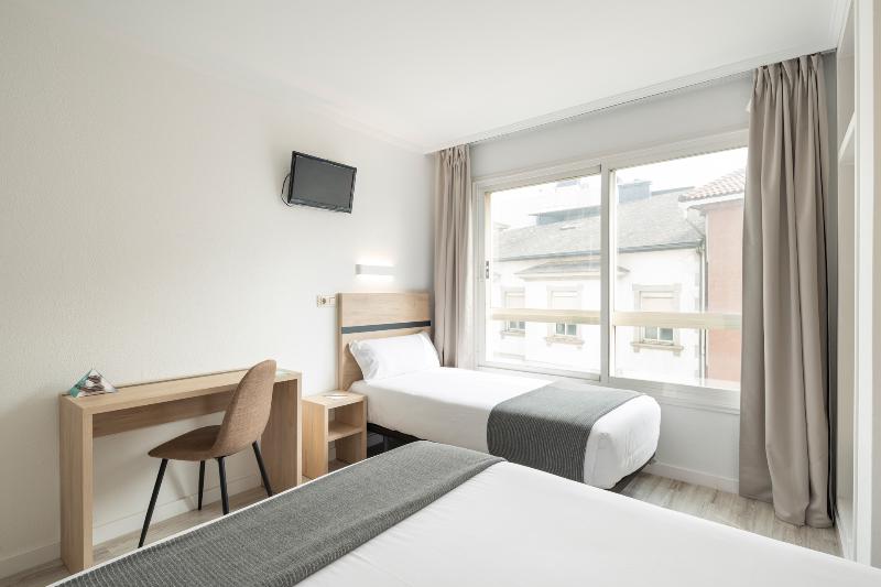 Номер Стандарт Трехместный, Alda Camiño Inglés