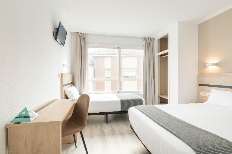 Номер Стандарт Трехместный, Alda Camiño Inglés