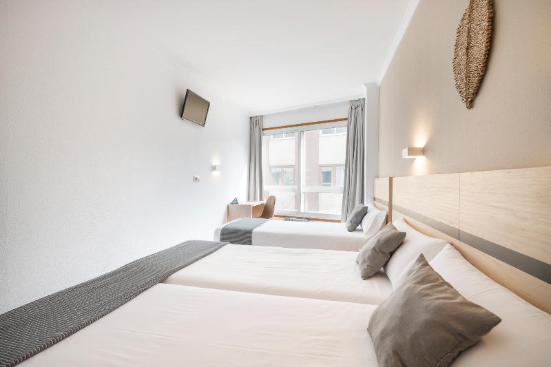 Номер Стандарт Трехместный, Alda Camiño Inglés