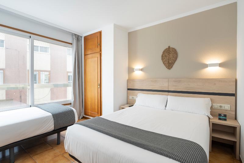 Номер Стандарт Трехместный, Alda Camiño Inglés