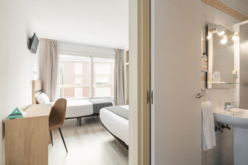 Номер Стандарт Трехместный, Alda Camiño Inglés