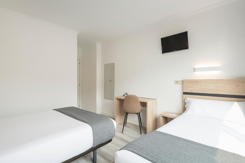 Номер Стандарт Трехместный, Alda Camiño Inglés