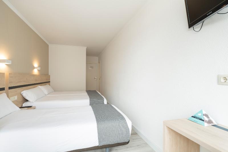 Номер Стандарт Трехместный, Alda Camiño Inglés