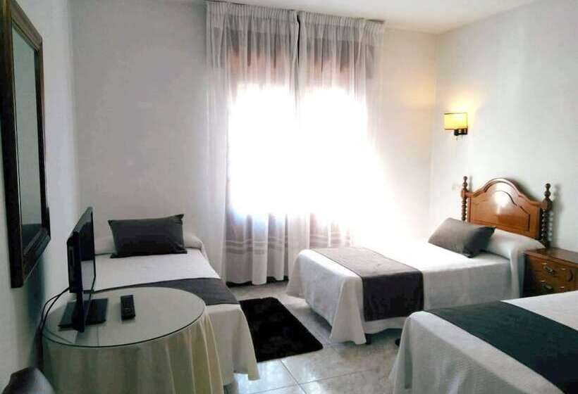 חדר סטנדרט לשלושה, Hostal Mourelos