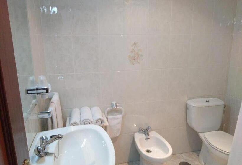 اتاق استاندارد سه نفره, Hostal Mourelos