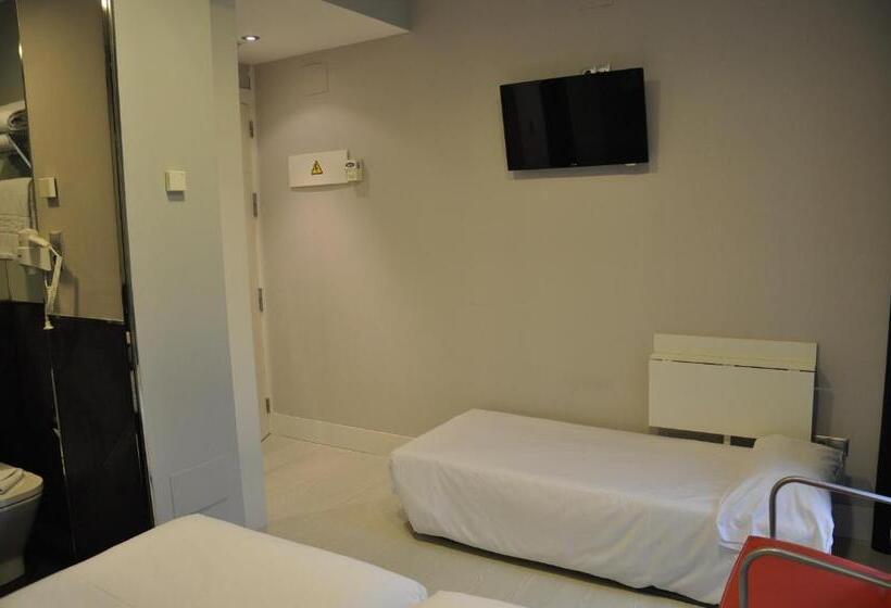 标准三人间, Hosteria Santander