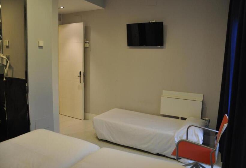 标准三人间, Hosteria Santander