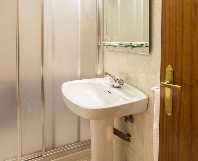 Номер Стандарт Трехместный, Parras