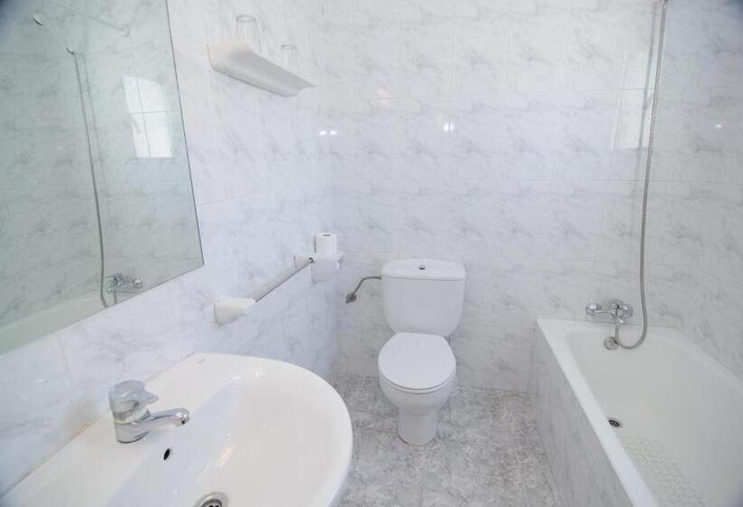 اتاق استاندارد سه نفره, Hostal Rosalia