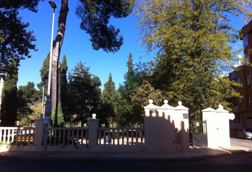 带大床的标准间, Castillo