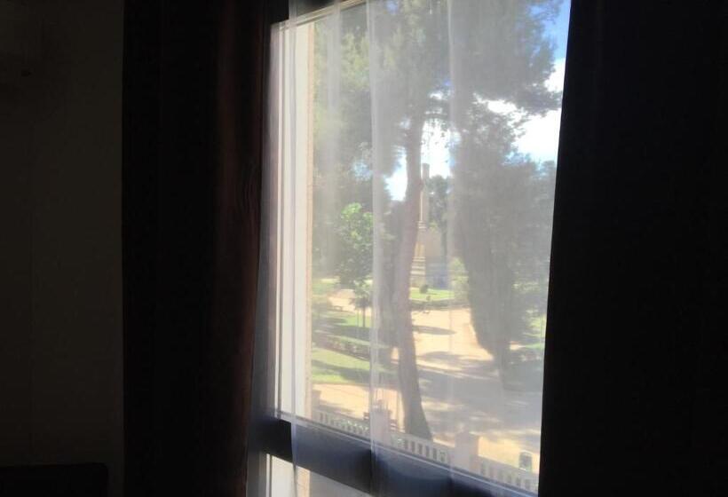 带大床的标准间, Castillo