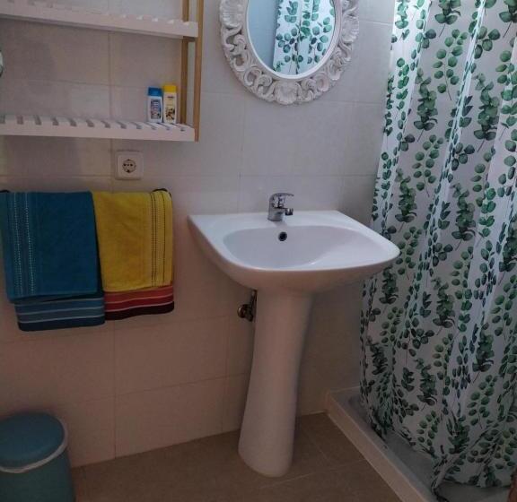 غرفة قياسية مطلّة علي البحر, Hostal Bélgica