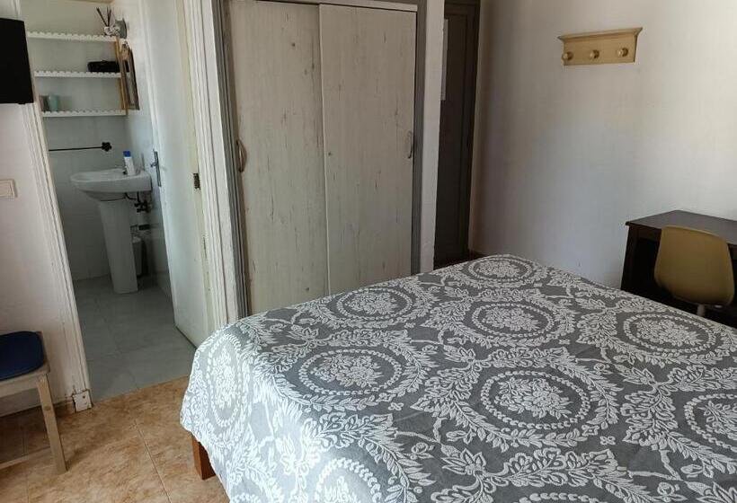 غرفة قياسية مزوَّدة بتراس, Hostal Bélgica