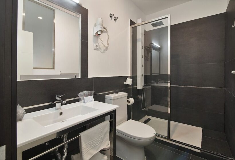 اتاق استاندارد سه نفره, Alhambra Suites