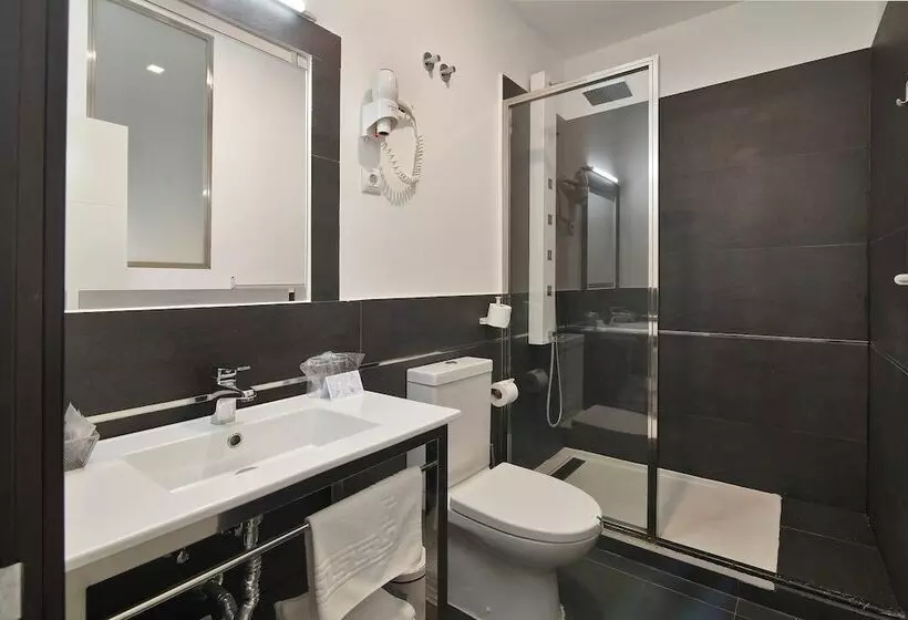 اتاق استاندارد سه نفره, Alhambra Suites