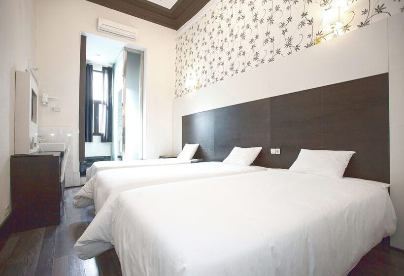 اتاق استاندارد چهار تخته, Alhambra Suites