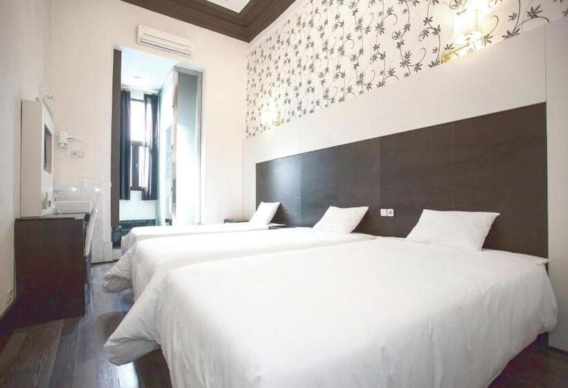 Habitación Triple Estándar, Alhambra Suites