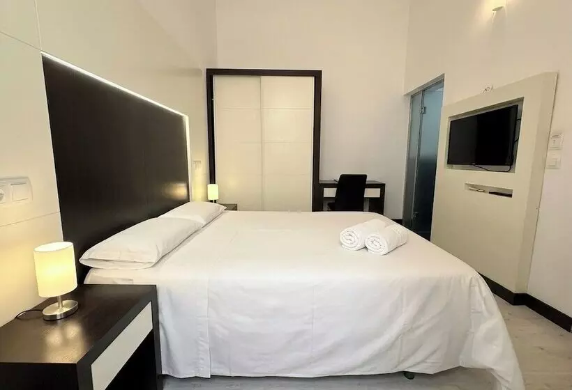 اتاق استاندارد یک نفره, Alhambra Suites