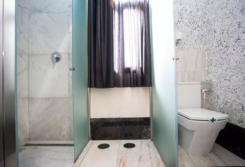 اتاق استاندارد سه نفره, Alhambra Suites