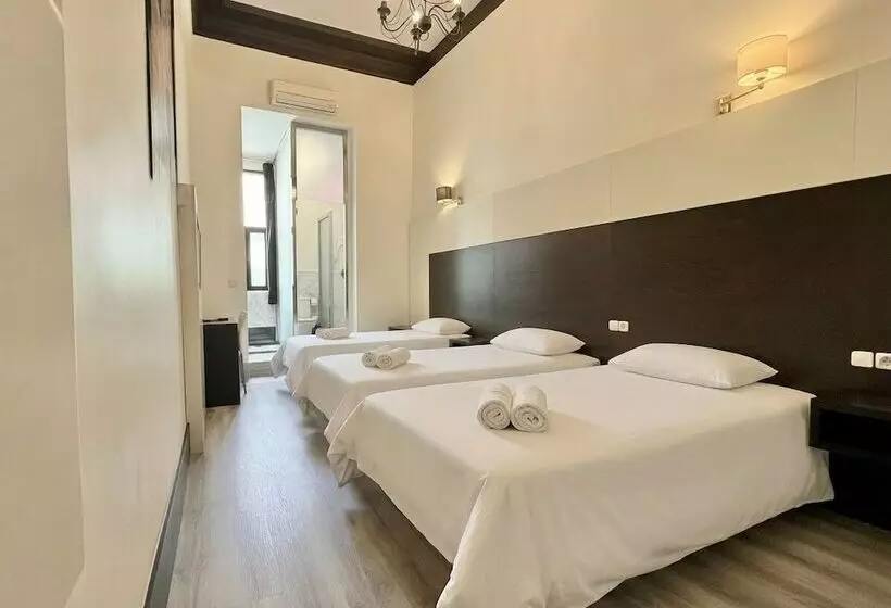 اتاق استاندارد سه نفره, Alhambra Suites