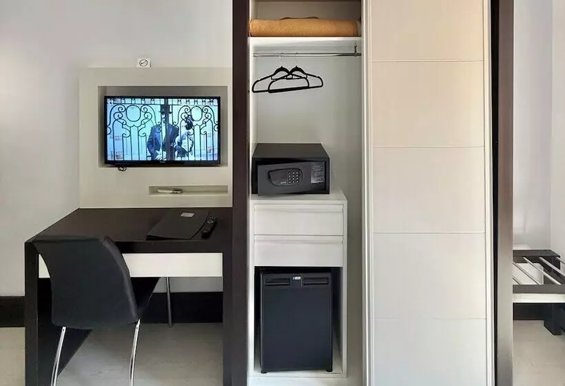 اتاق استاندارد سه نفره, Alhambra Suites