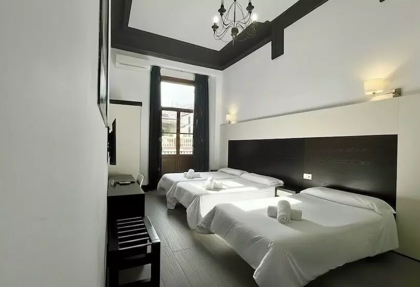اتاق استاندارد سه نفره, Alhambra Suites