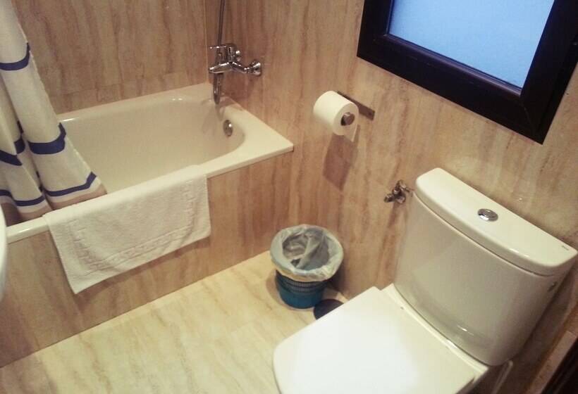 اتاق استاندارد یک نفره, Hostal Avenida