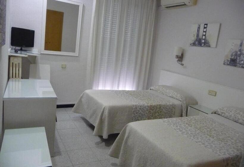 اتاق استاندارد سه نفره, Goya