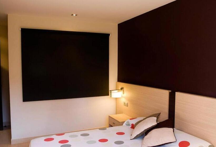 غرفة قياسية رباعية مطلة على الحديقة, Hostal Crisami