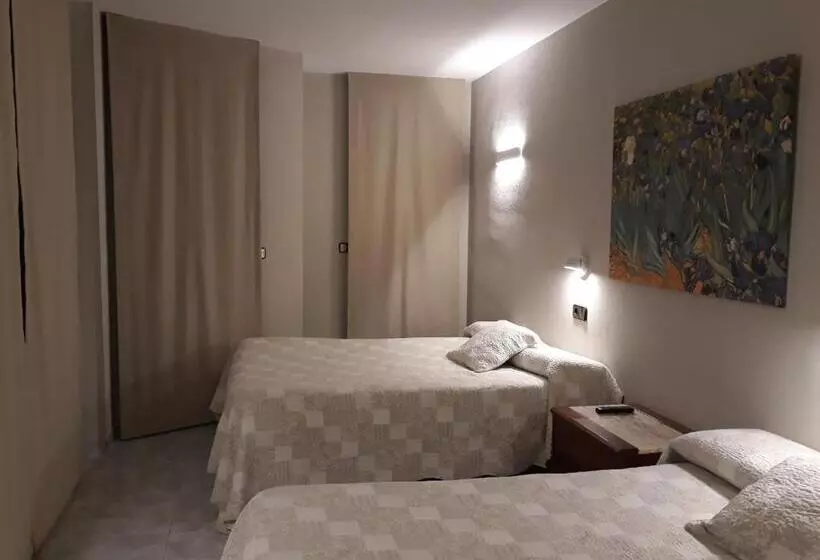 ガーデンビュースタンダード4ベッドルーム, Hostal Crisami