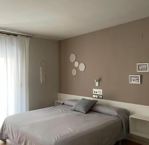 غرفه قياسيه سريرين مزدوجين, Hostal Crisami