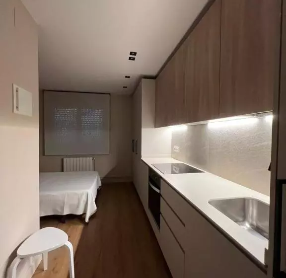 スタンダードスタジオ, Hostal Crisami