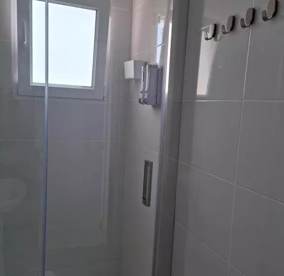 3-Bett-Standardzimmer, Hostal Nerjasol