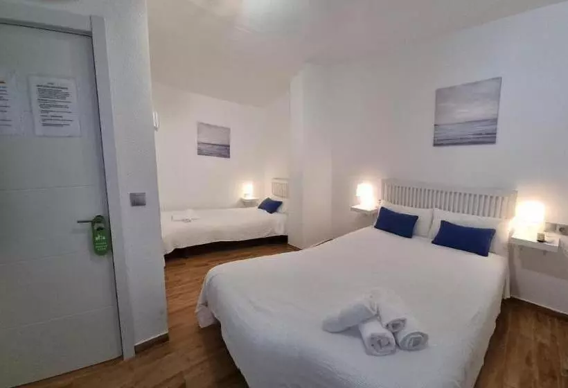 3-Bett-Standardzimmer, Hostal Nerjasol