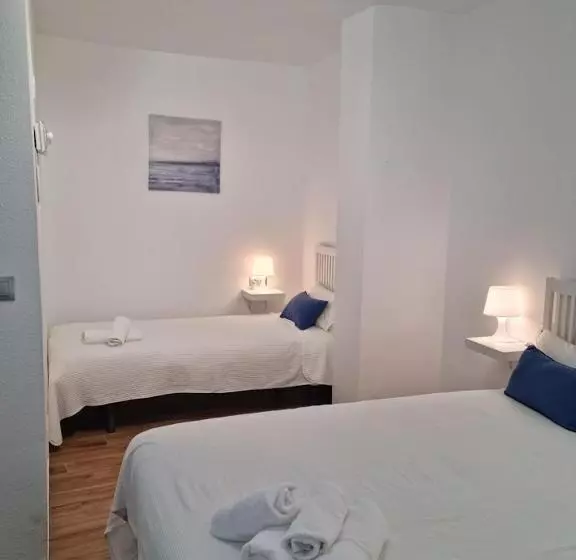 3-Bett-Standardzimmer, Hostal Nerjasol
